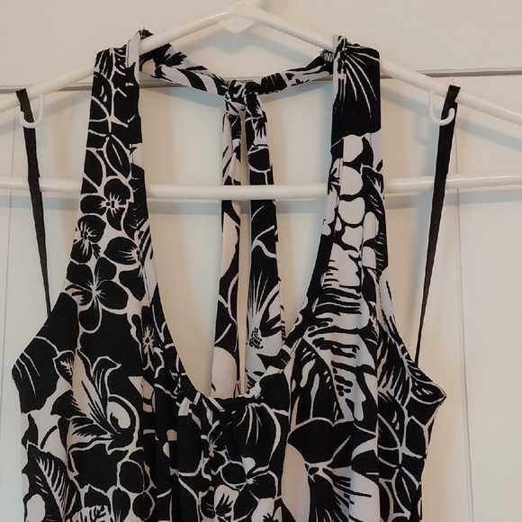 Black and White Sleeveless Halter Maxi Dress - Picture 3 of 6